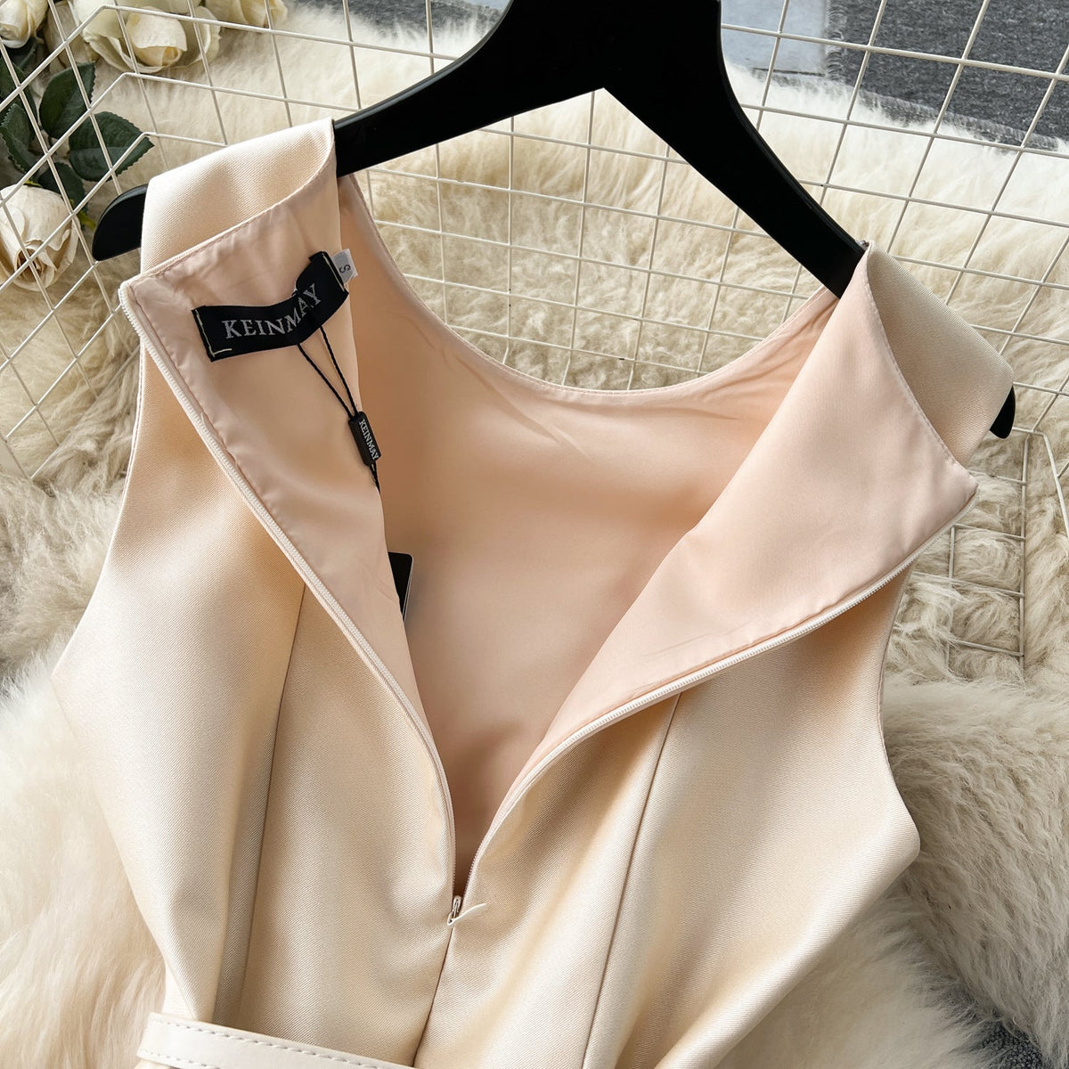 Courtly Sleeveless Solid Color Dress