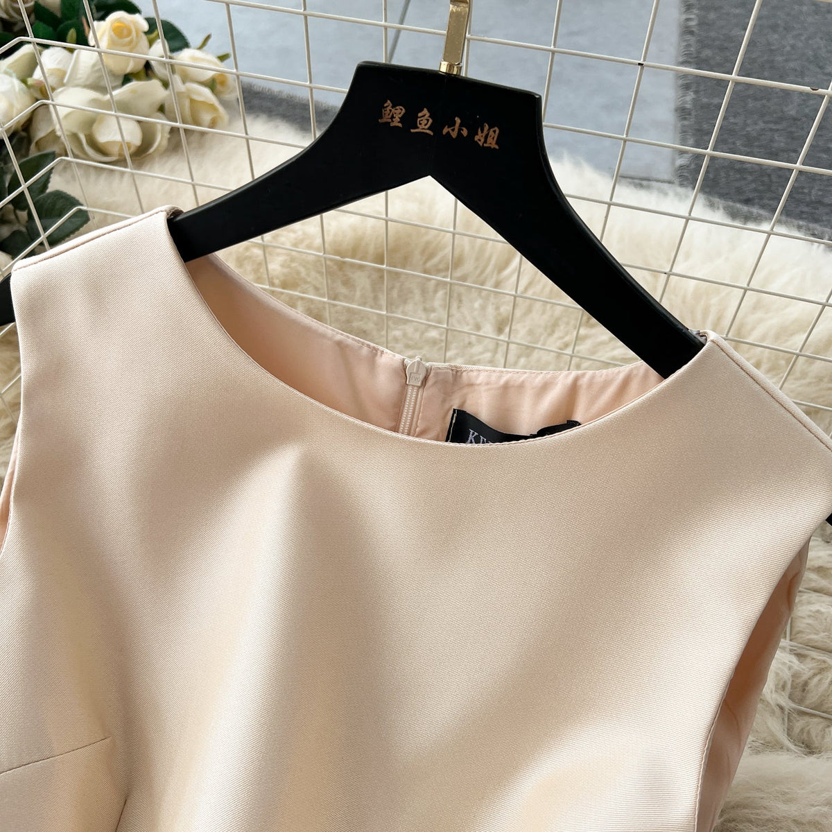 Courtly Sleeveless Solid Color Dress