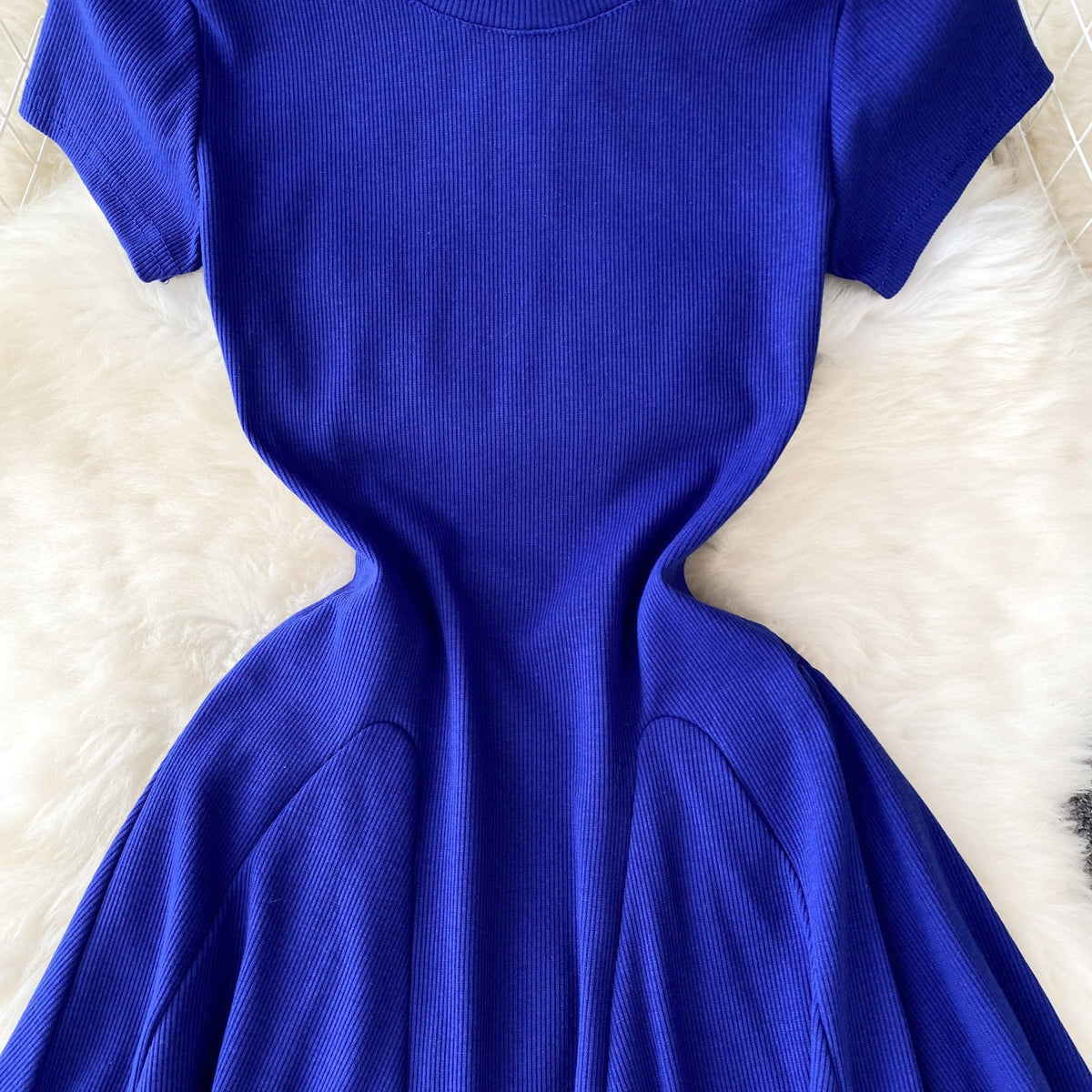 Solid Color Waist-slimming Pleated Dress