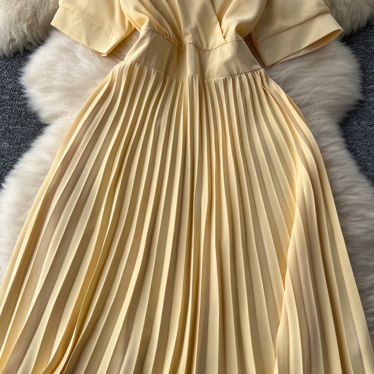 Solid Color V-neck Pleated Dress
