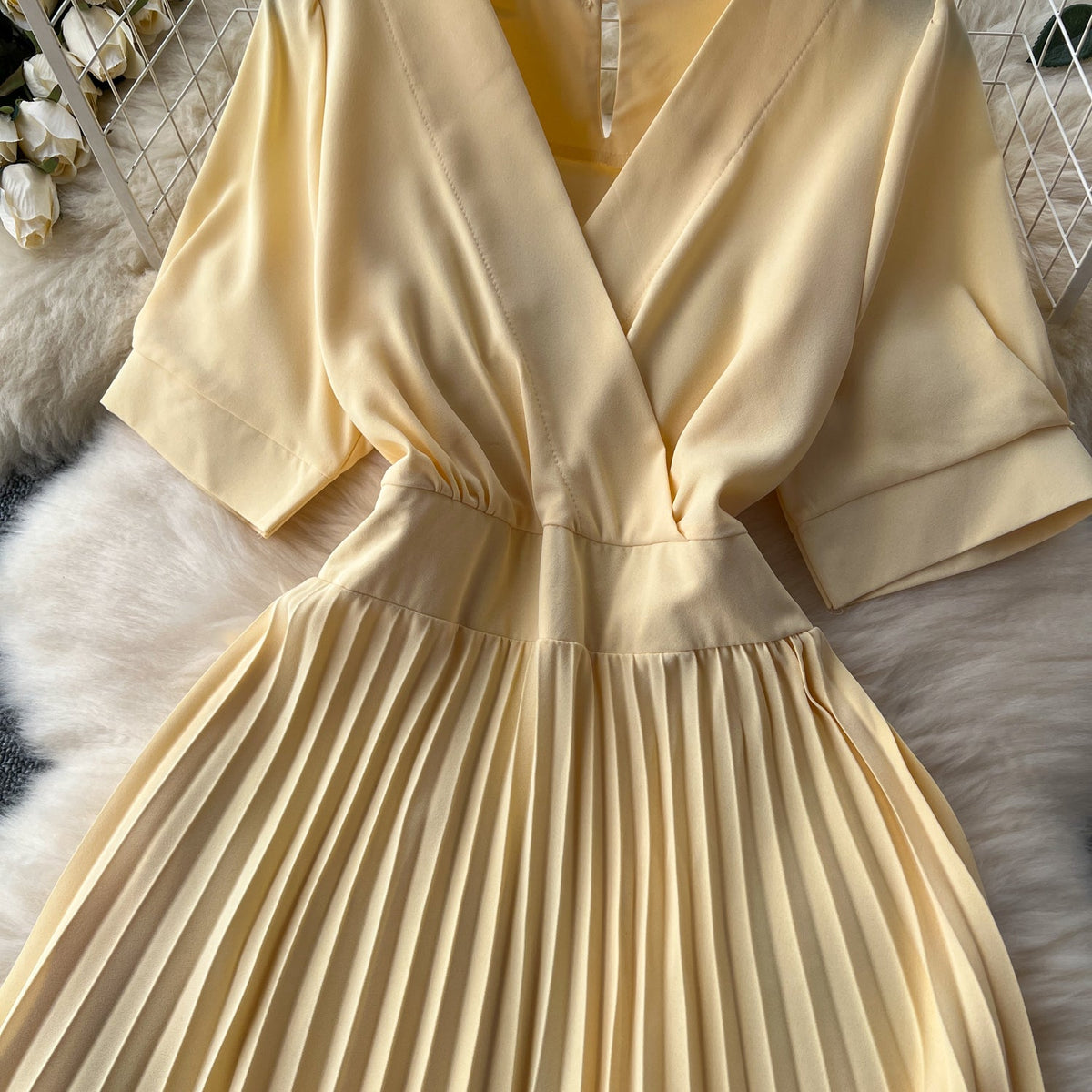 Solid Color V-neck Pleated Dress