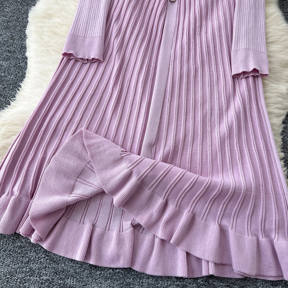 Delicate V-neck Pleated Knitted Dress