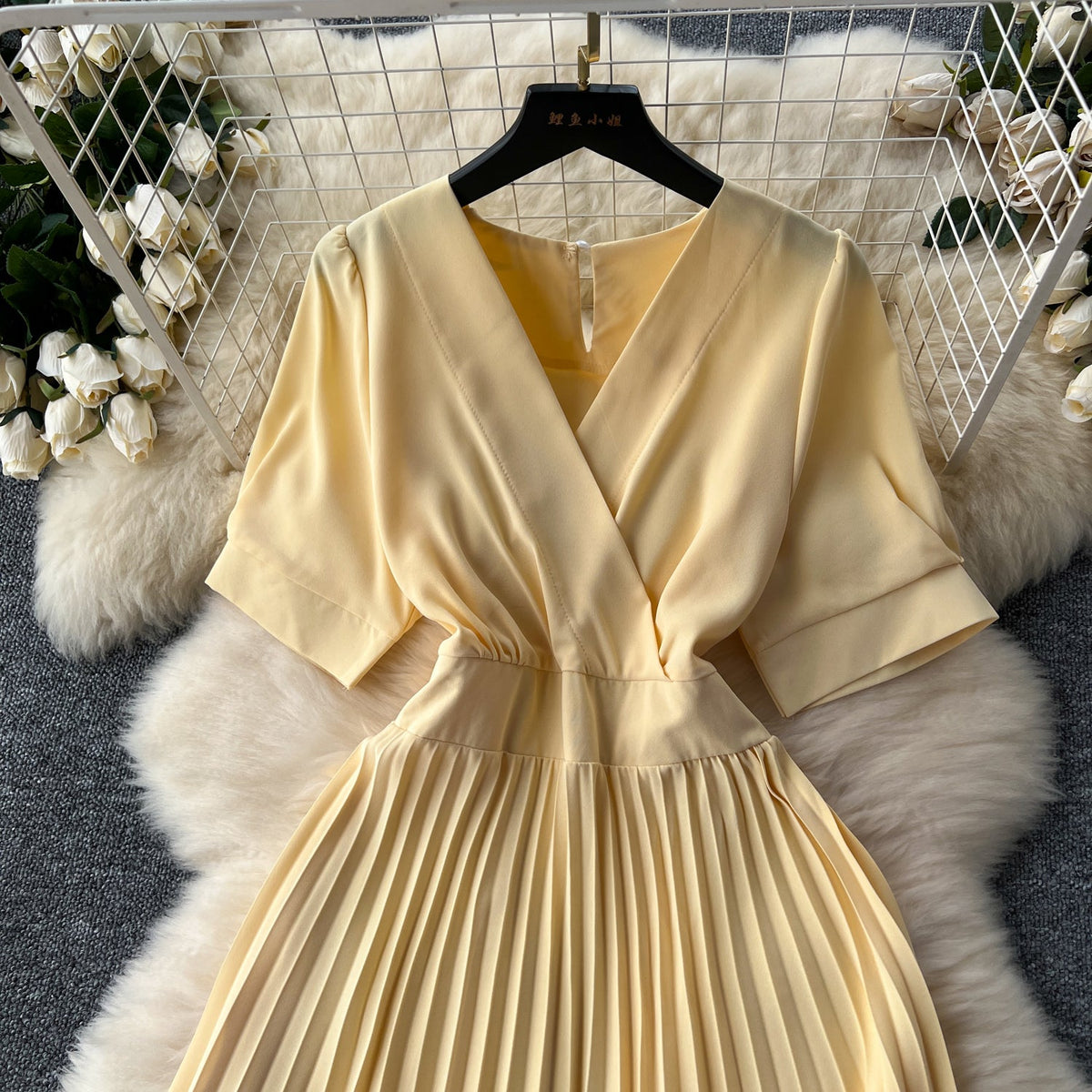 Solid Color V-neck Pleated Dress
