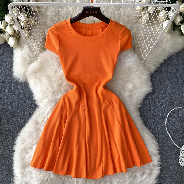 Solid Color Waist-slimming Pleated Dress