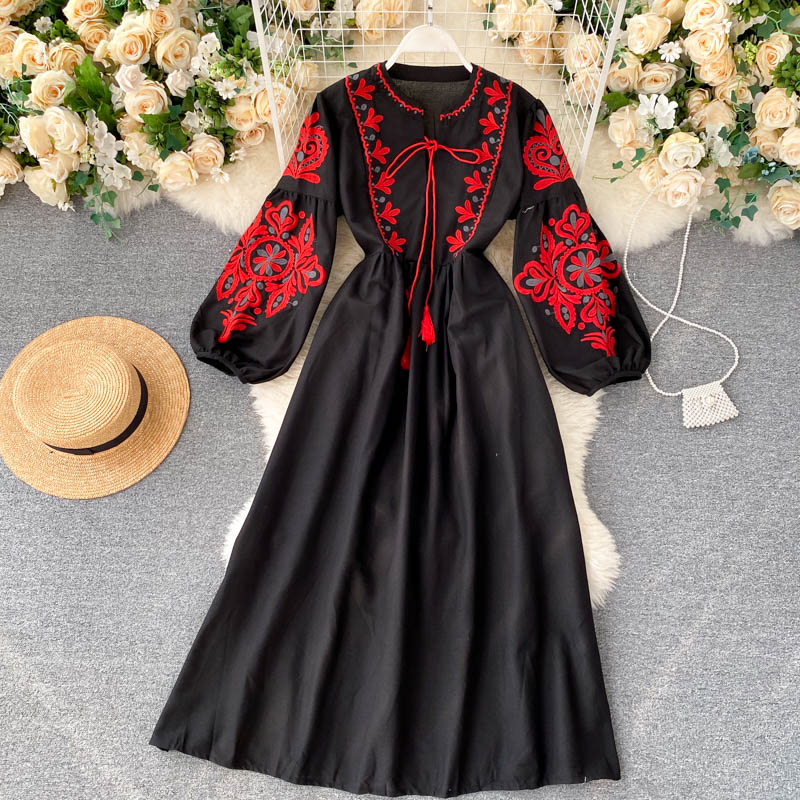 Embroidered Floral Round-neck Pleated Dress