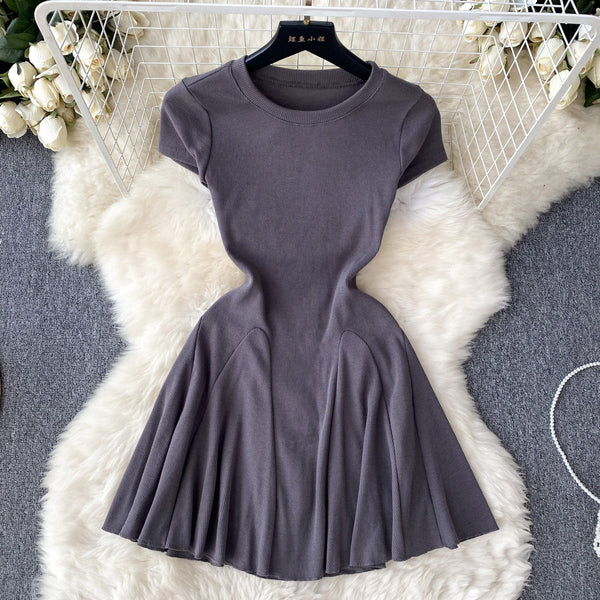 Solid Color Waist-slimming Pleated Dress