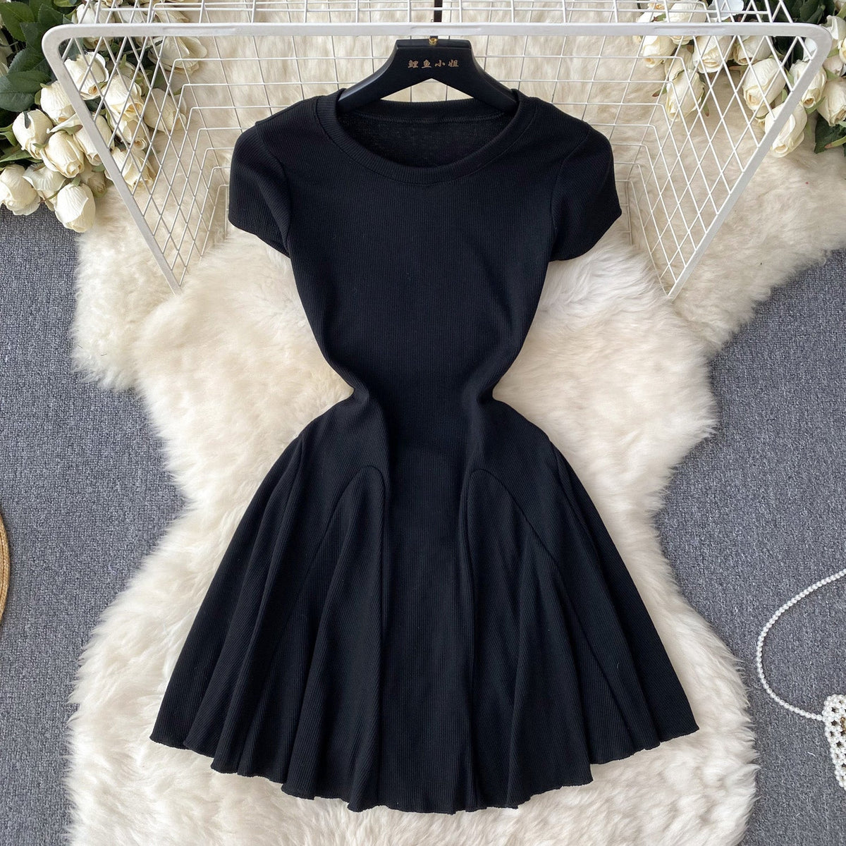 Solid Color Waist-slimming Pleated Dress