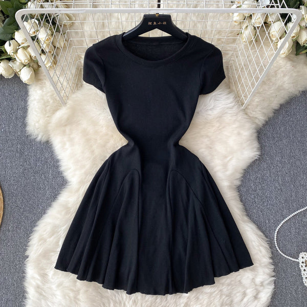 Solid Color Waist-slimming Pleated Dress