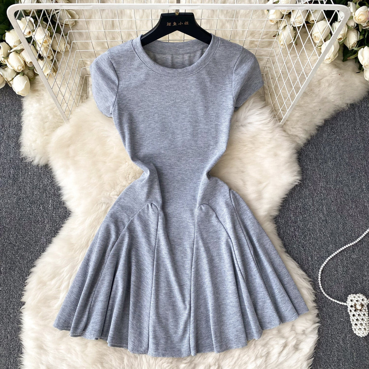 Solid Color Waist-slimming Pleated Dress