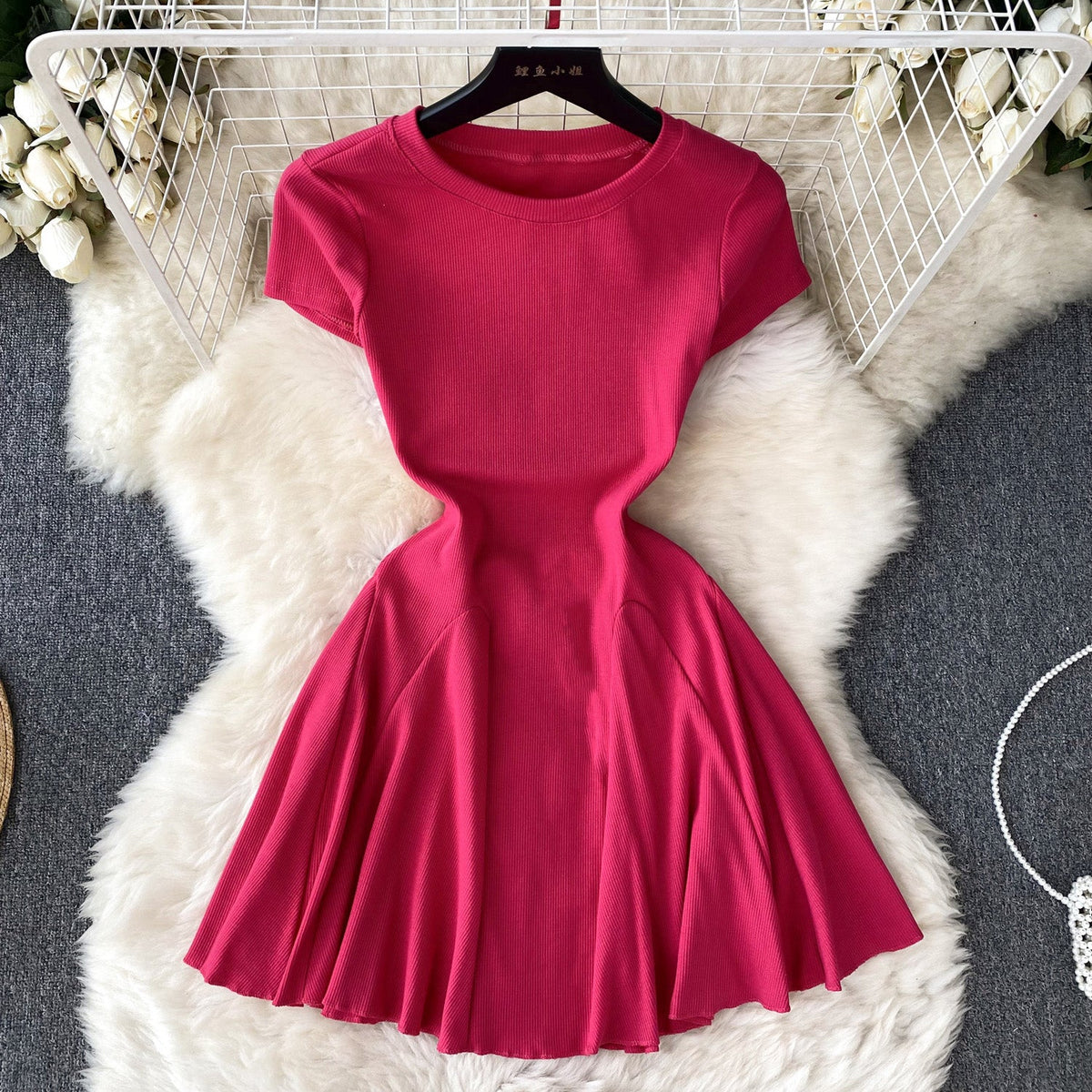 Solid Color Waist-slimming Pleated Dress
