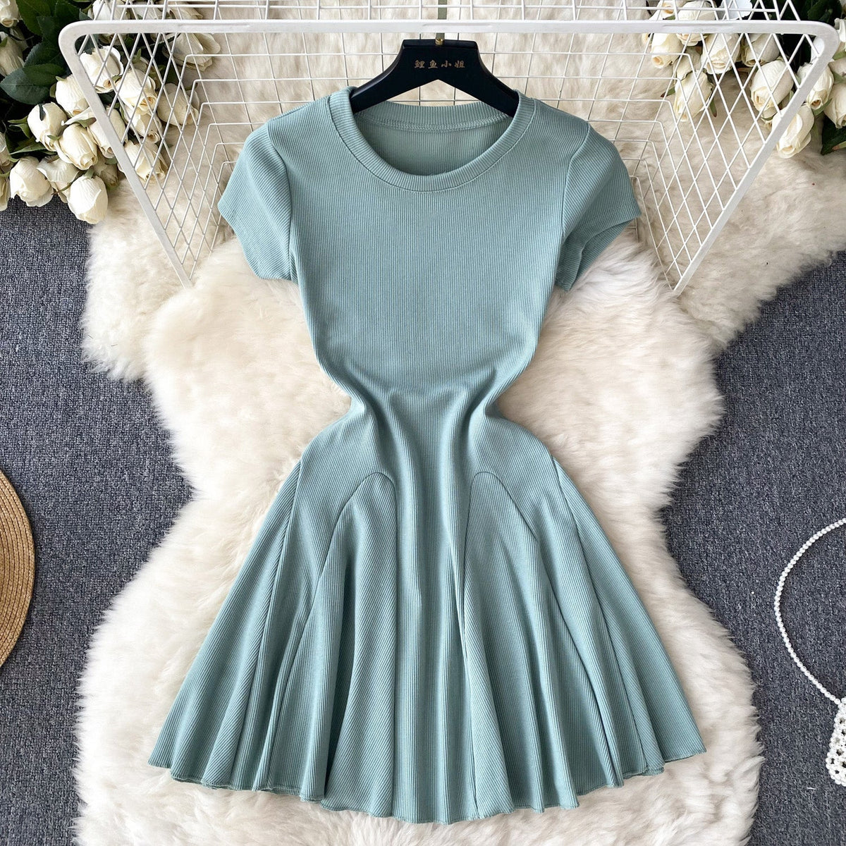 Solid Color Waist-slimming Pleated Dress